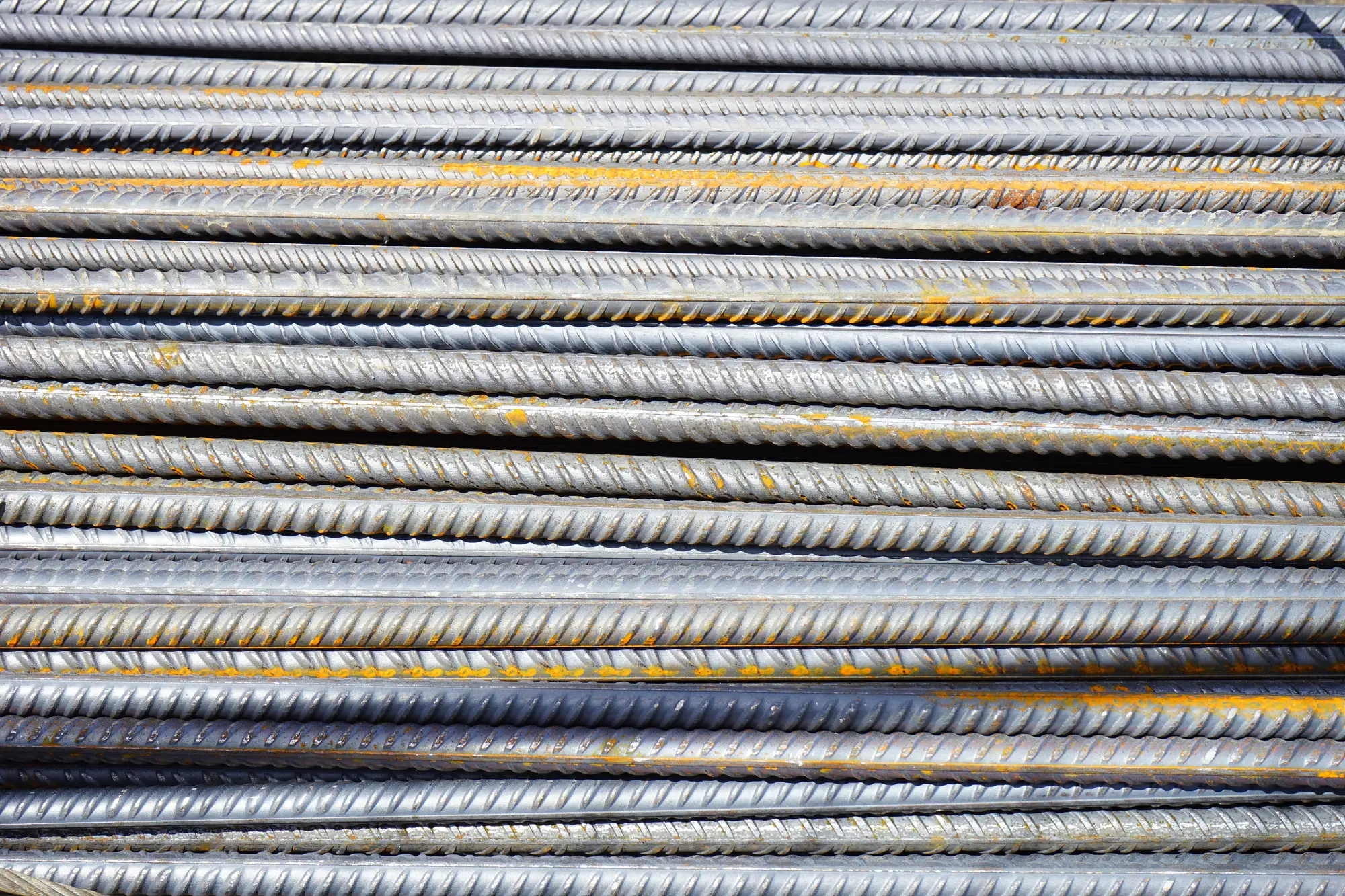 Reinforcing bars lying side by side in a bundle